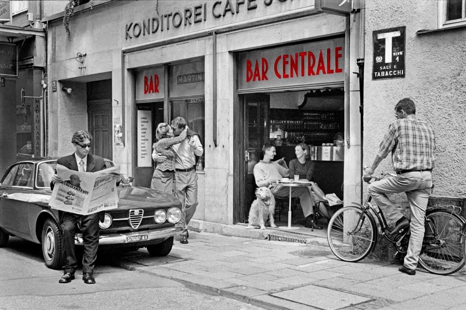 Kiss at the BAR CENTRALE red